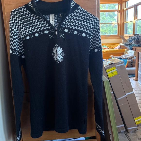 Obermeyer Winter Snowflake Black and White Sweater - Picture 1 of 3